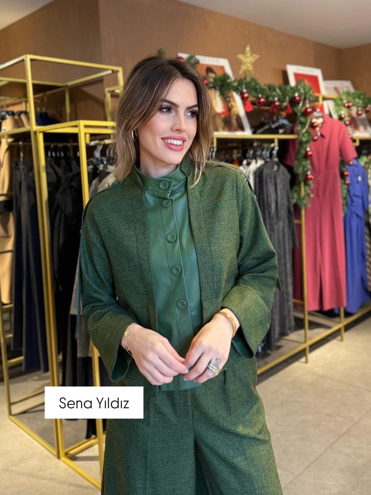 YÜKSEK YAKALI DERİ DETAYLI YEŞİL TAKIM