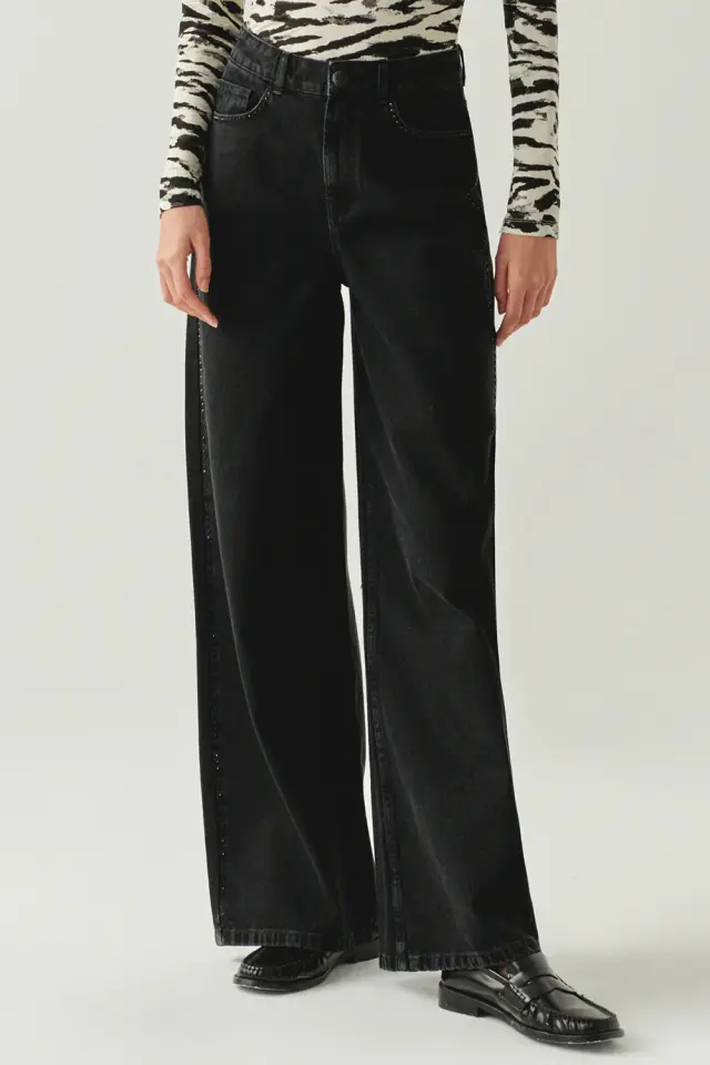 TAŞ DETAYLI CEPLİ REGULAR GENİŞ PAÇA SİYAH DENİM PANTOLON