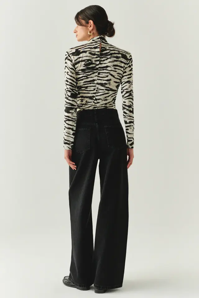 TAŞ DETAYLI CEPLİ REGULAR GENİŞ PAÇA SİYAH DENİM PANTOLON