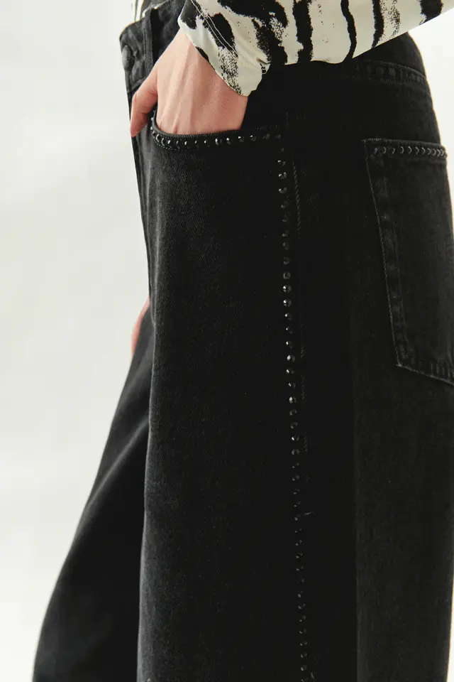 TAŞ DETAYLI CEPLİ REGULAR GENİŞ PAÇA SİYAH DENİM PANTOLON