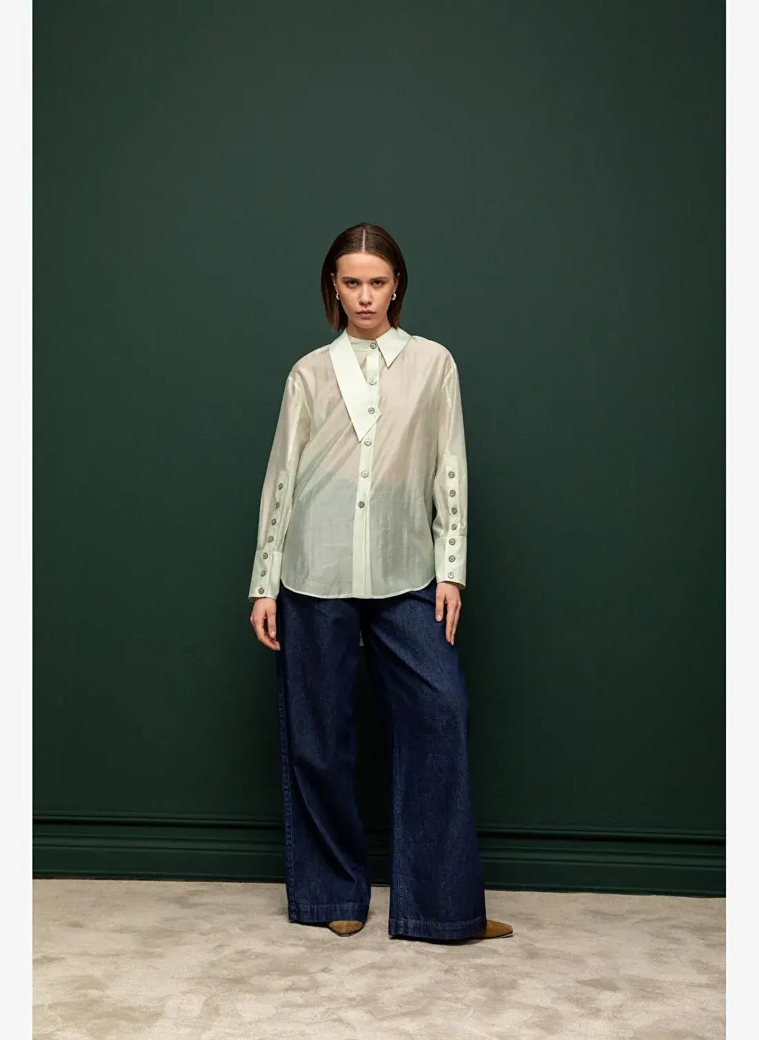 DÜĞMELİ YAKA DETAYLI BLUZ