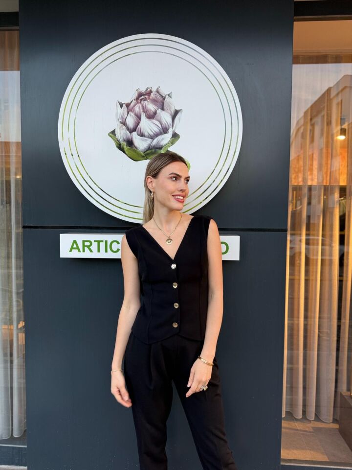 SİYAH DÜĞMELİ KISA YELEK