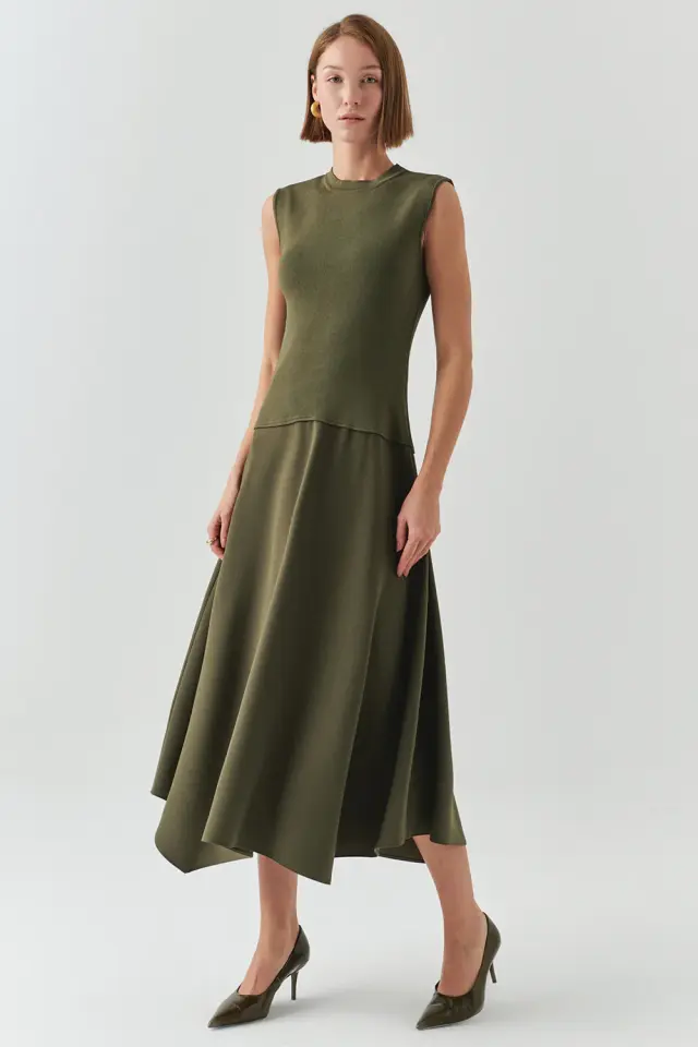 BİSİKLET YAKA TRİKO ASİMETRİK KESİM MİDİ HAKİ ELBİSE