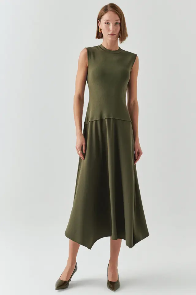 BİSİKLET YAKA TRİKO ASİMETRİK KESİM MİDİ HAKİ ELBİSE