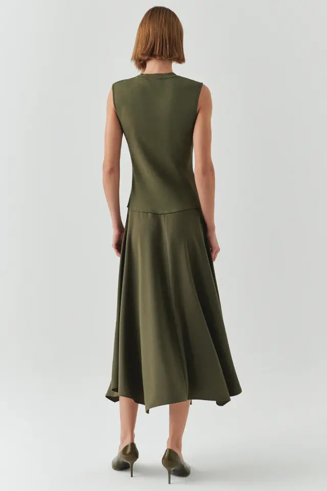 BİSİKLET YAKA TRİKO ASİMETRİK KESİM MİDİ HAKİ ELBİSE