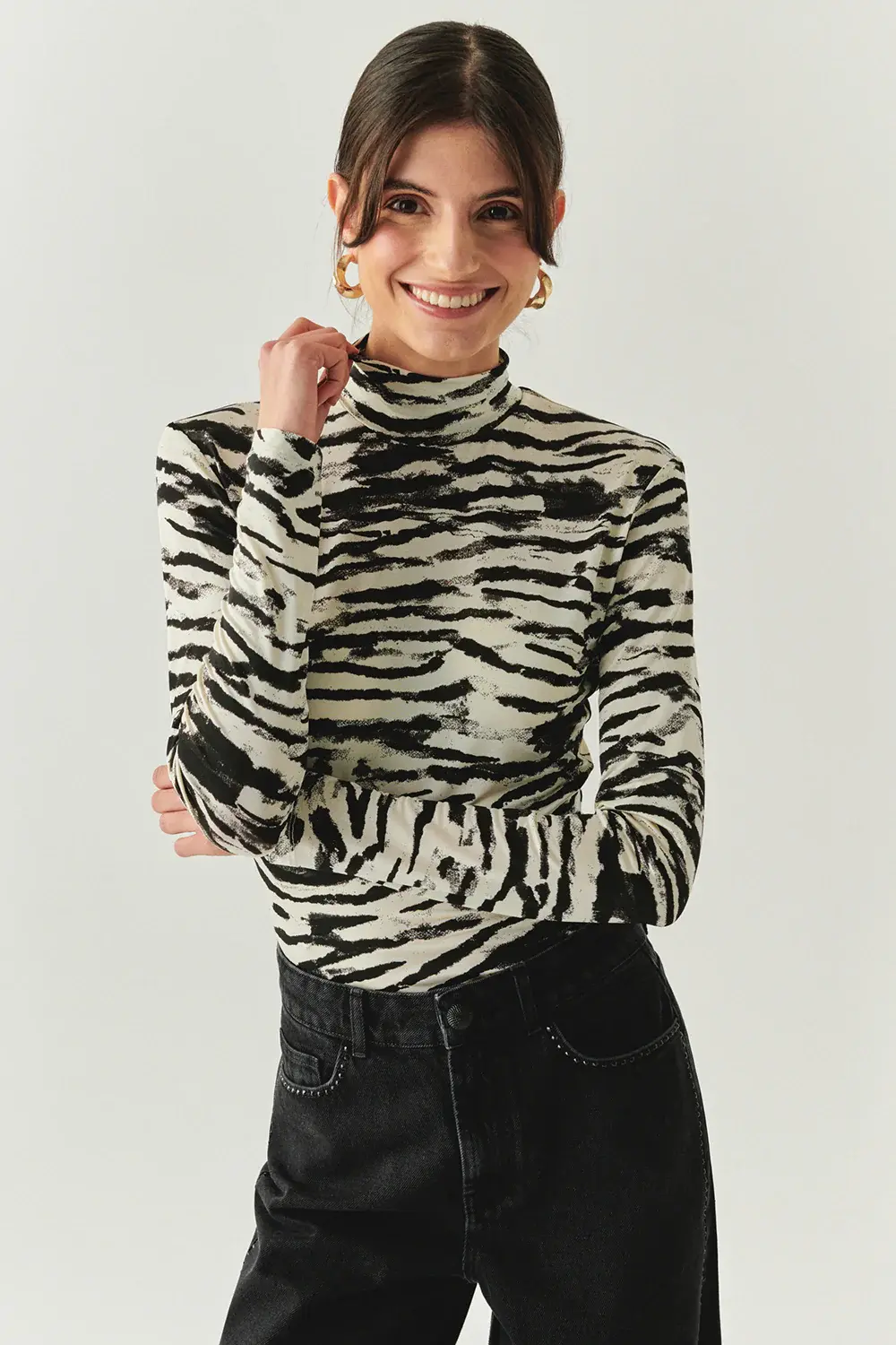 BOĞAZLI UZUN KOLLU DESENLİ SLİM FİT BLUZ