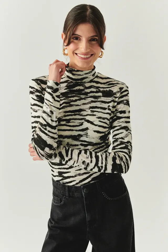 BOĞAZLI UZUN KOLLU DESENLİ SLİM FİT BLUZ