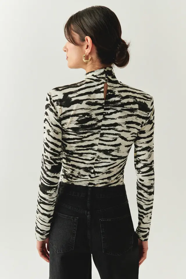 BOĞAZLI UZUN KOLLU DESENLİ SLİM FİT BLUZ