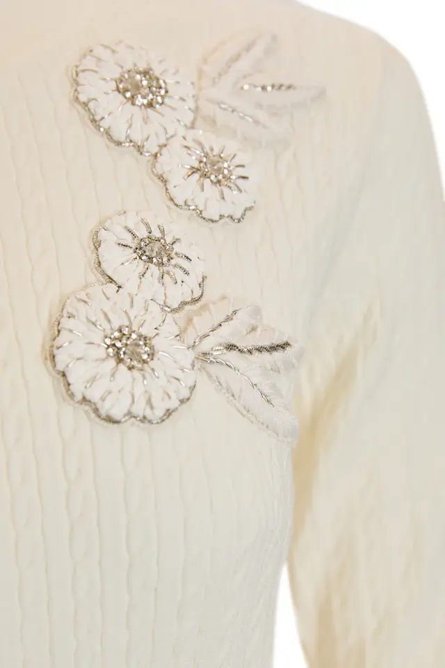 UZUN KOLLU BİSİKLET YAKA ÇİÇEK İŞLEMELİ TRİKO KAZAK