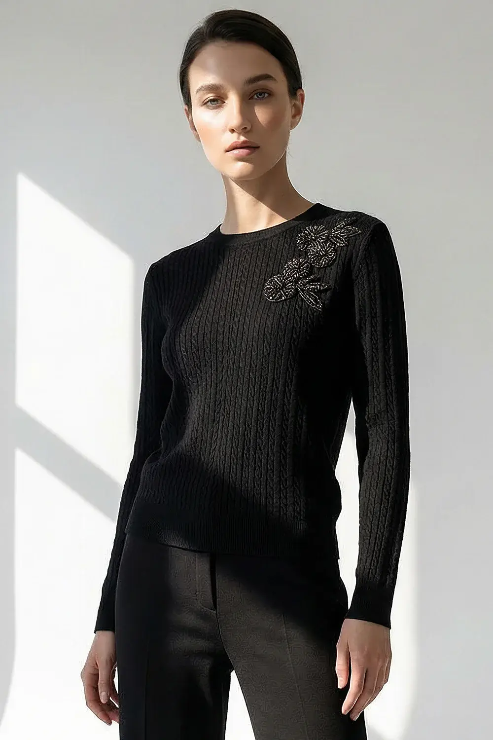 UZUN KOLLU BİSİKLET YAKA ÇİÇEK İŞLEMELİ TRİKO KAZAK