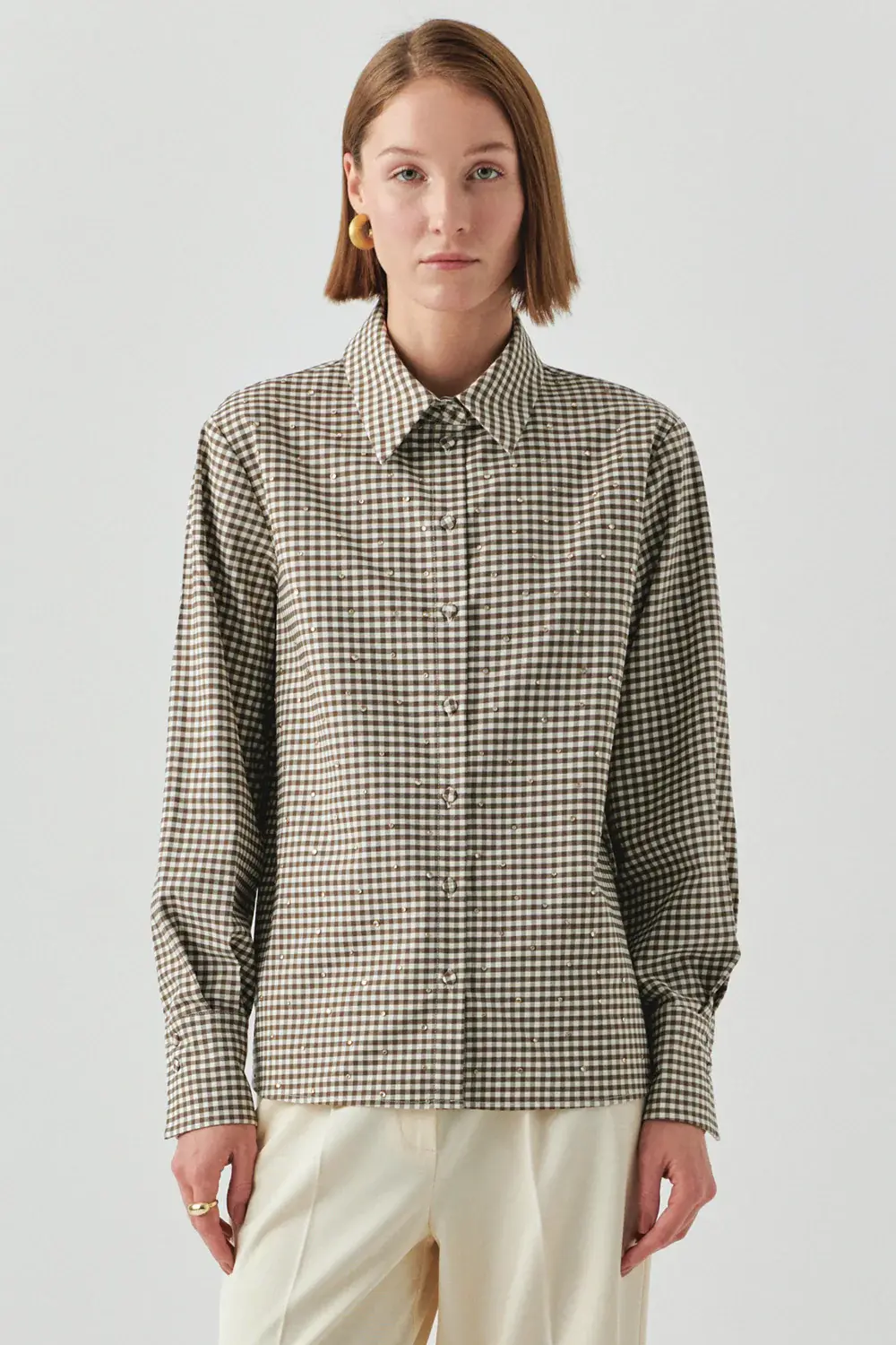 UZUN KOLLU TAŞ DETAYLI REGULAR EKOSE KREM VİZON GÖMLEK