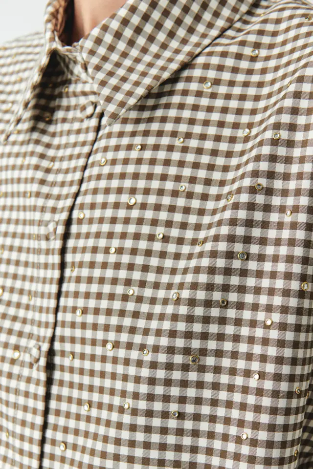 UZUN KOLLU TAŞ DETAYLI REGULAR EKOSE KREM VİZON GÖMLEK