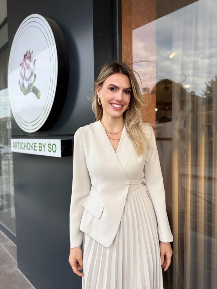 KEMER DETAYLI PİLİSELİ TAŞ RENGİ ELBİSE