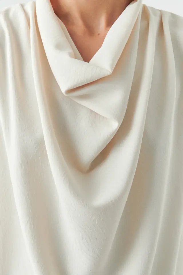 DEGAJE YAKA KOLSUZ JAKARLI REGULAR KREM BLUZ