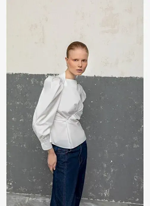BEYAZ BEL VURGULU BLUZ