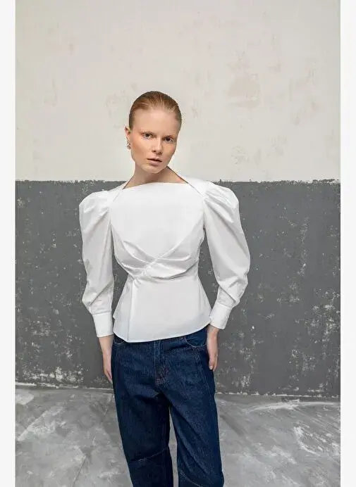 BEYAZ BEL VURGULU BLUZ