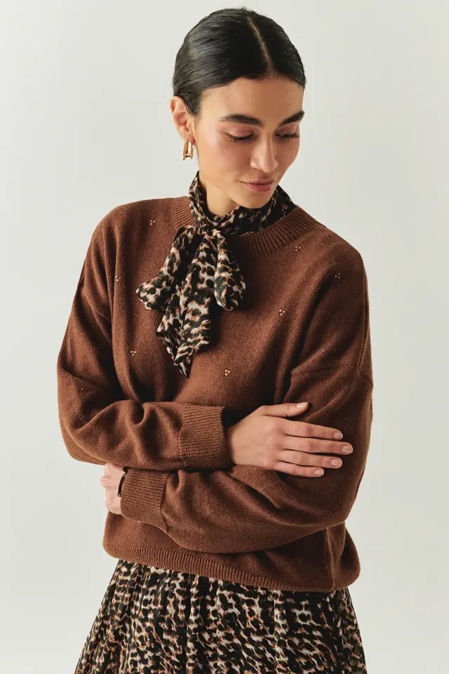 BİSİKLET YAKA UZUN KOLLU OVERSİZE TAŞ BASKILI TRİKO KAHVE BLUZ