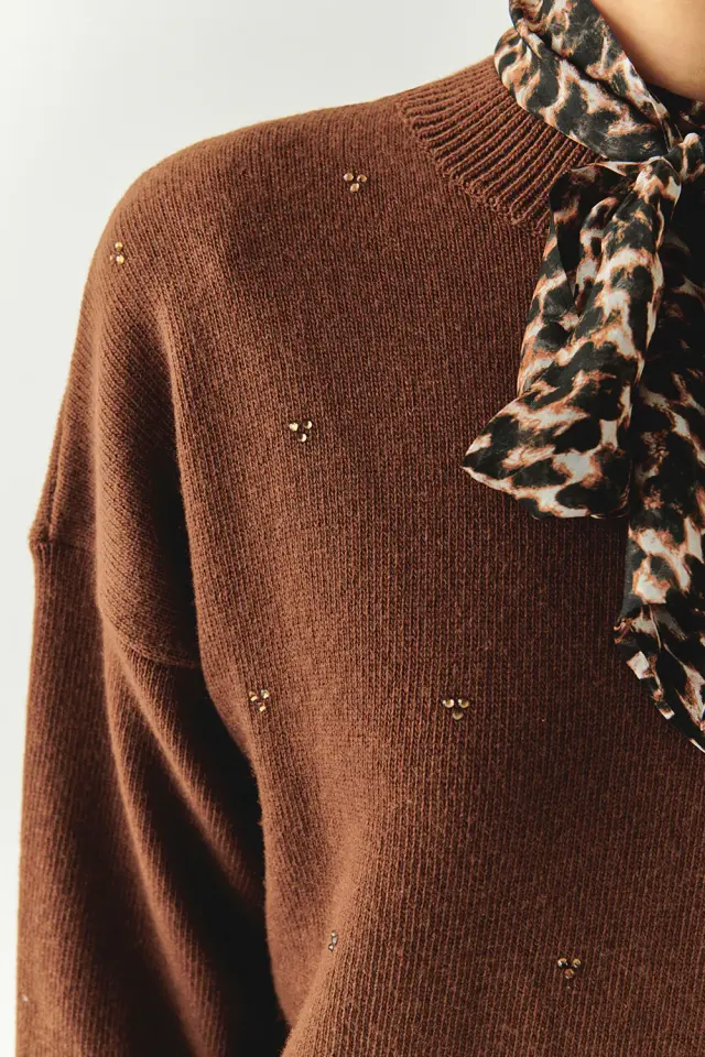 BİSİKLET YAKA UZUN KOLLU OVERSİZE TAŞ BASKILI TRİKO KAHVE BLUZ