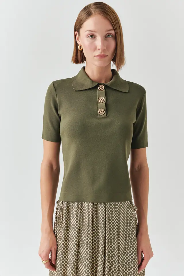 GÖMLEK YAKA DÜĞMELİ KISA KOLLU SLİM FİT HAKİ TRİKO BLUZ