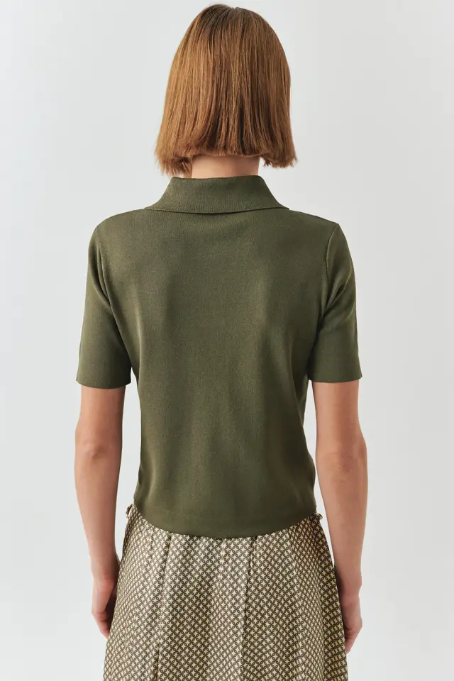 GÖMLEK YAKA DÜĞMELİ KISA KOLLU SLİM FİT HAKİ TRİKO BLUZ