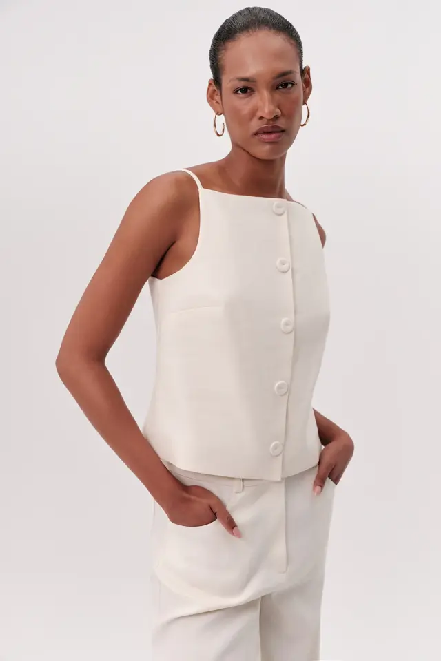 İNCE ASKILI DÜĞMELİ KOLSUZ REGULAR KREM BLUZ