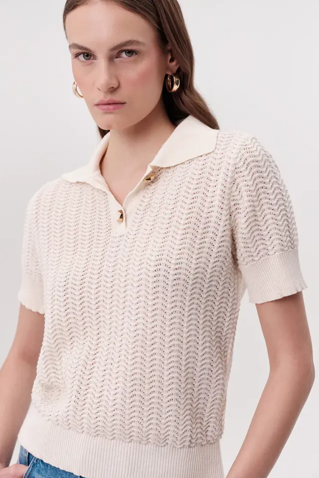 POLO YAKA DÜĞME DETAYLI KISA KOLLU REGULAR TRİKO KREM BLUZ